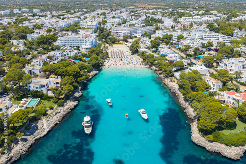 Foto Aerial drone view of Cala Gran beach bay in Cala d'Or, Mallorca, Spain