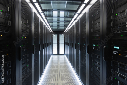 Foto Modern data center server room with rows of racks and glowing indicator lights