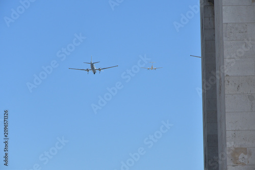 фотографія French Air Force aircraft flying over the Arc de Triomphe during Bastille Day re