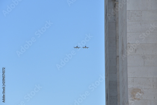 Cuadro en lienzo French Air Force aircraft flying over the Arc de Triomphe during Bastille Day re