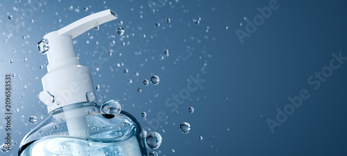Foto Cosmetic skincare pump dispenser bottle with water droplets splash, moisturizer
