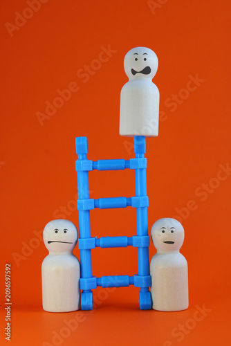 Konstfotografi Team holds ladder where the leader maintains balance