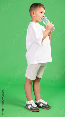 Fotografía Boy with bottle of water quenches thirst