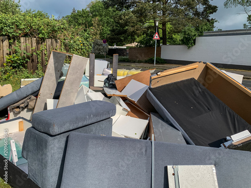 Fotografía A large pile of discarded old furniture, including sofas, mattresses, and wooden