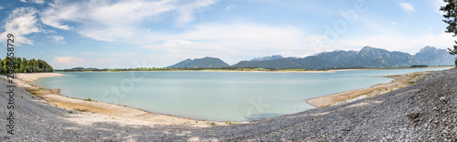 Fotografía Forggensee im bayerischen Allgäu mit Alpenpanorama – idyllische Seenlandschaft i