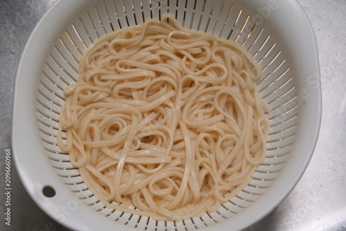 茹で上がった讃岐うどん