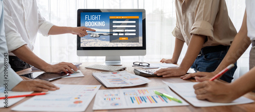 Foto Online flight booking website provide brisk reservation system