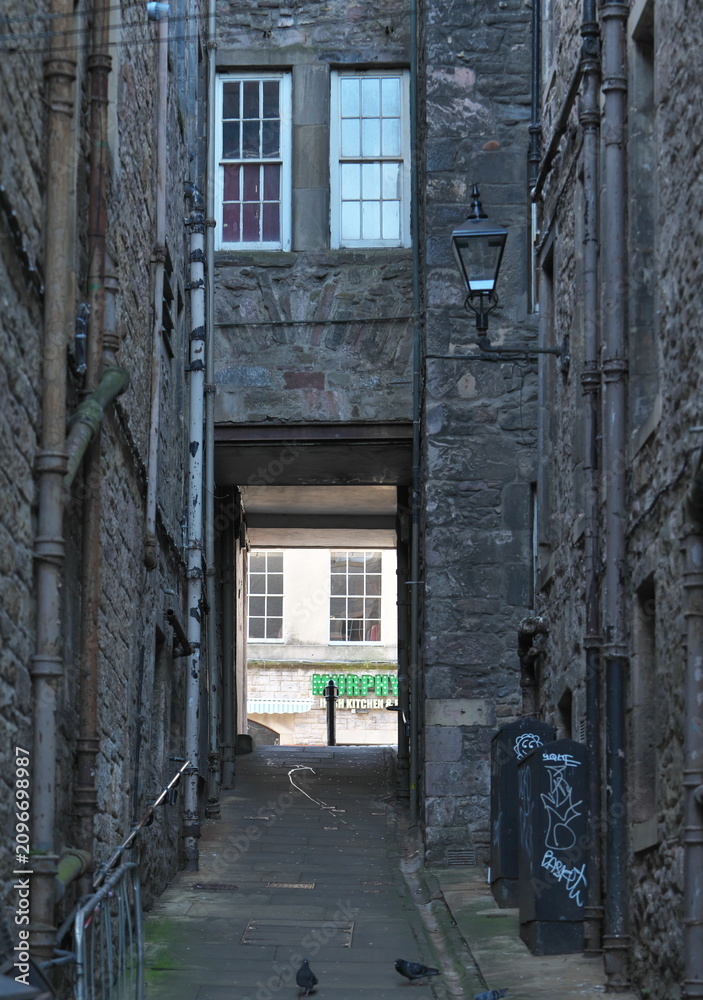 Fototapeta premium Edinburgh,UK - May 10, 2026: A close connecting Cockburn street and High street in Edinburgh, Scotland in the Morning 