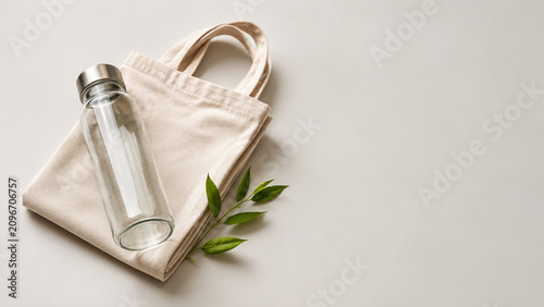 Gourde en verre et sac en tissu réutilisable
