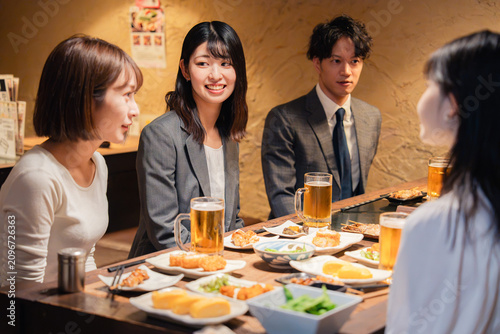 居酒屋で飲む若手の社会人