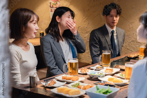 居酒屋で飲む若手の社会人