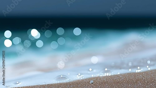 砂浜を歩く女性