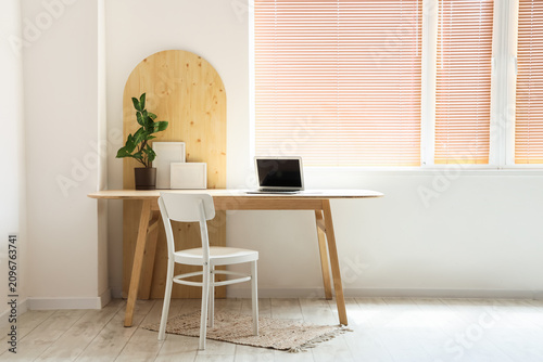 Minimalist home office inte...