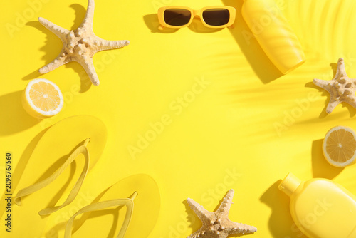 Summer vacation flat lay wi...