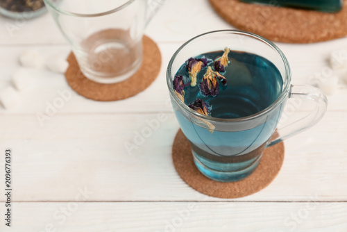 Fotografía Cup of butterfly pea flower tea on table, closeup