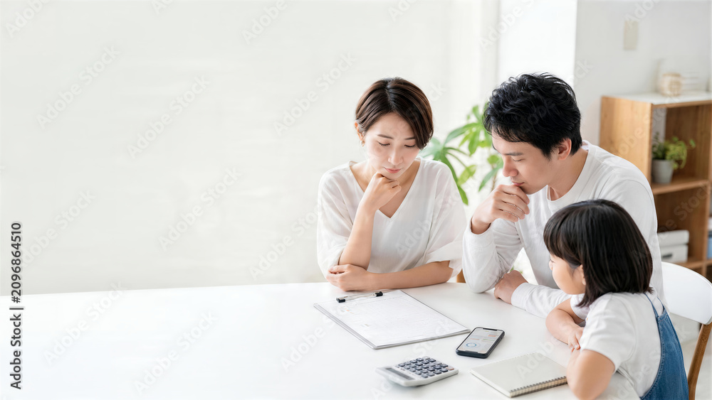 Fototapeta premium 教育費や将来費用について家計相談する日本人の親子三人