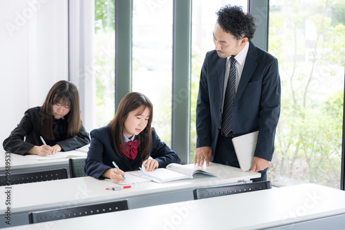 Foto Japanese middle and high school girls studying with teachers providing one-on-on