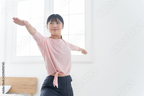 Foto ヨガの英雄のポーズをする女性