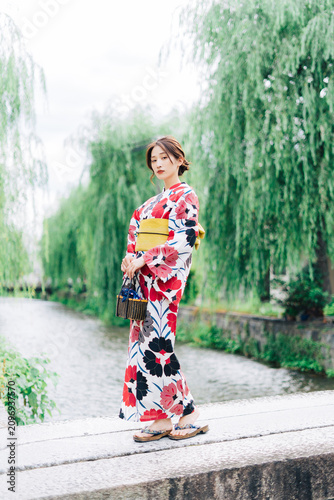 京都の街を歩く浴衣の女性