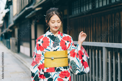 日本の京都の街を歩く浴衣の女性