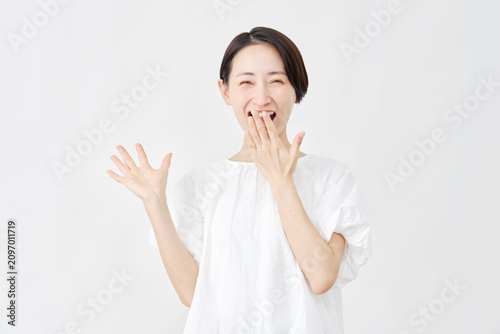 笑顔で驚くミドルエイジ女性　白背景