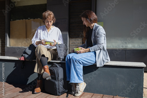 Canvastavla Two women enjoying healthy outdoor lunch together