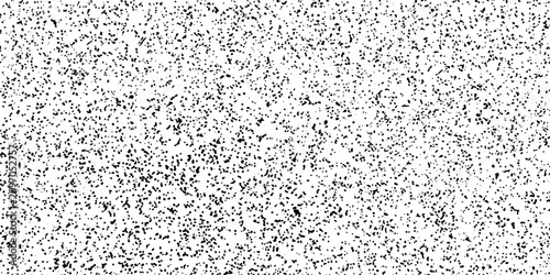 Fotografie A noisy, grainy, black and white television screen displays static, creating a retro and distorted visual effect