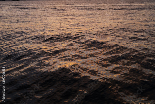 Φωτογραφία Choppy sea surface with sunset light.