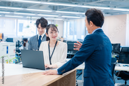 窓口でお客様の対応をするスタッフ