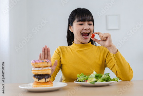 Canvastavla Happy woman on diet making healthy food choice for her lifestyle