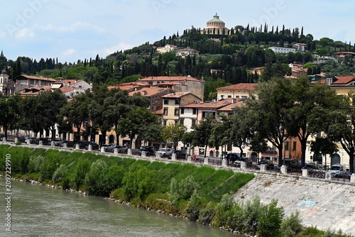 Rives de la rivière Adige à Vérone avec le Santuario Madonna di Lourdes au sommet de la colline