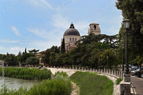 L'église San Giorgio in Braida sur la rive de la rivière Adige à Vérone