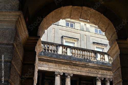 Détail architectural du théâtre philharmonique de Vérone vu sous une arche