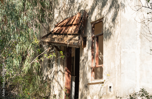 фотографія An abandoned overgrown hotel braided with beautiful flowering plants