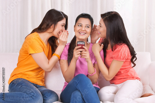 Foto Young women spending leisure time together