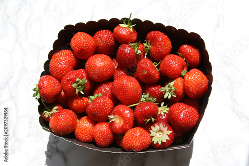 Canvastavla Abundant Bright Strawberries Packed in a Dark Scalloped Basket