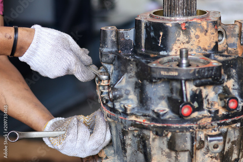 Tableau sur toile Mechanic tightening bolt on car transmission gearbox