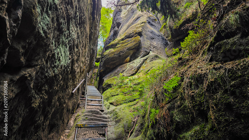 Fotografie Wildschuetzensteig hiking trail through sandstone rocks Schrammsteine Saxon Swit