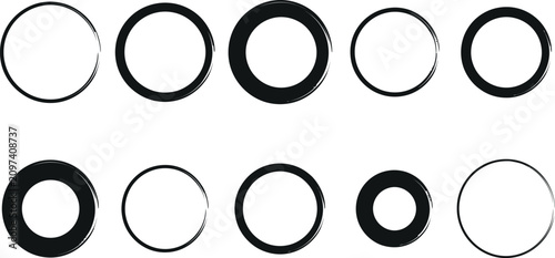 Foto Assorted circular shapes and ring outlines with varied ink stroke thickness