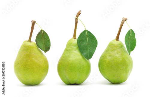Photos ripe fresh green pear with leaf isolated on white