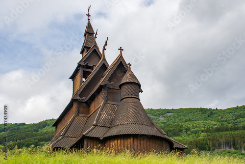 Cuadro en lienzo Norwegen, Stabkirche von Borgund ist das älteste Holzgebäude Europas