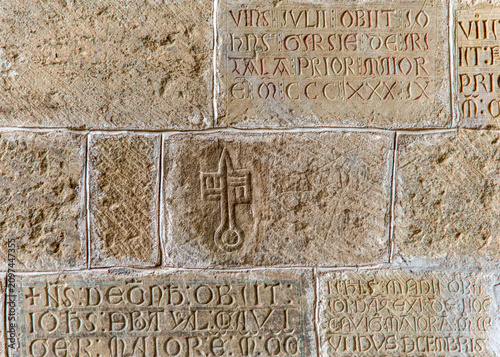 Inscriptions médiévales gravées sur les murs du panthéon royale d'Aragon à San Juan de la Peña, Espagne