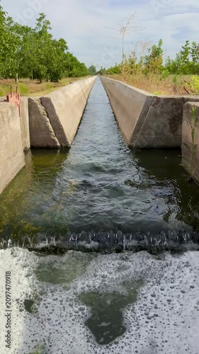  Agua en Acequia de regadio vista vertical 