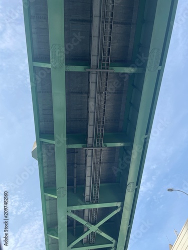 Naklejka 頭上にそびえる巨大な緑色の高架橋