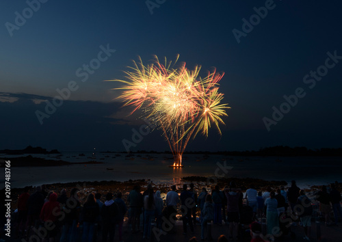 Foto Magnifique feu d'artifice sur la mer en Bretagne