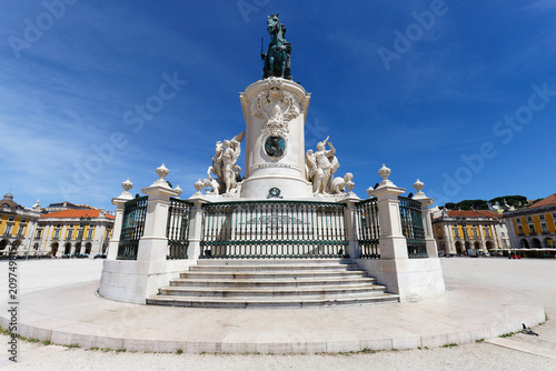 Quadro em tela Imposing equestrian statue of King Jose I dominates the Comercio square in Lisbo
