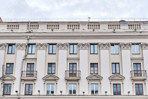 Foto Stalinist empire style building facade in Minsk, Belarus
