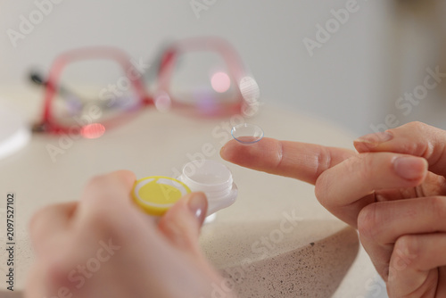Fotografie Applying Contact Lens for Better Vision as Glasses Replacement