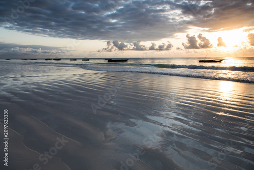 Cuadro en lienzo Biała piaszczysta plaża na Zanzibarze w promieniach wschodzącego słońca