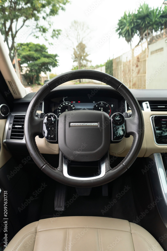 Obraz premium Range Rover Sport Steering wheel and digital dashboard view, Luxury SUV interior driver perspective